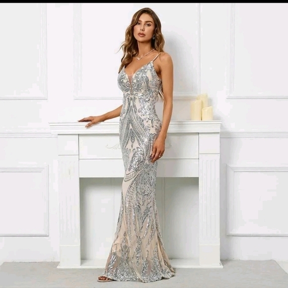 Silver, Graphic Print, Sleeveless, V Neck , Backless, Contrast Sequined Gown - Picture 6 of 10